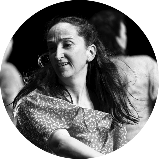 Portrait en noir et blanc de Céline Suaudeau, professeure de Pilates et danse, en mouvement avec une expression concentrée et dynamique