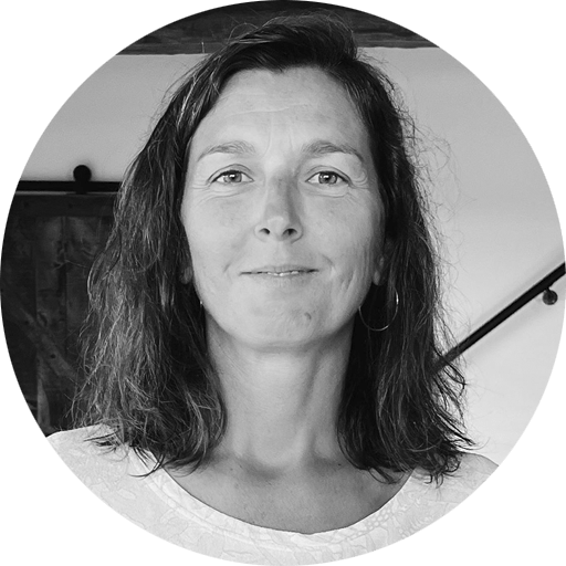 Portrait en noir et blanc d’Élise Hugebaert, professeure de Danse et Yoga, capturée dans un cadre intérieur chaleureux, reflétant son calme et son approche bienveillante.