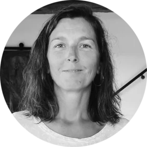 Portrait en noir et blanc d’Élise Hugebaert, professeure de Danse et Yoga, capturée dans un cadre intérieur chaleureux, reflétant son calme et son approche bienveillante.